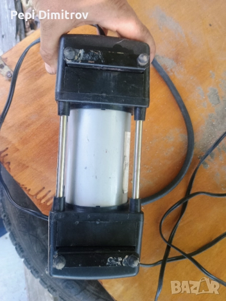 Компресор за помпане на гуми втомобил KRAWFTWORLD , снимка 1