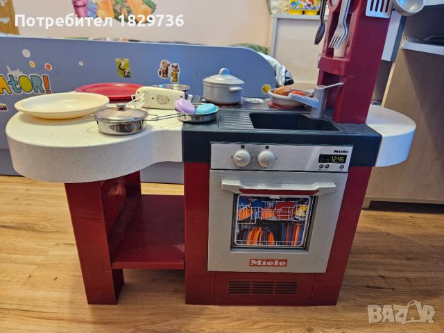 Детска кухня с аксесоари и звук Miele, снимка 4 - Играчки за стая - 45700314