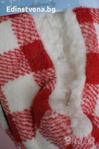 Пухкави пантофи на каре в червено и бяло | Перфектният Коледен подарък за жена , снимка 5 - Пантофи - 52570939