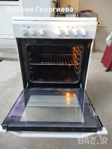 Готварска печка Indesit стъклокерамичен плот, снимка 3 - Печки, фурни - 53793840