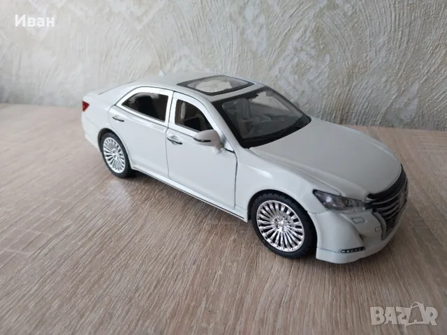 toyota crown мащаб -1:24, снимка 1 - Коли, камиони, мотори, писти - 49270324