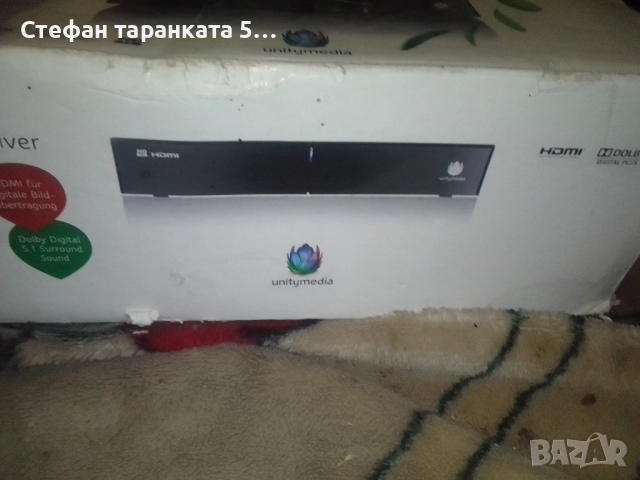 сателитен приемник във кутия със дистанционно управление и книшка