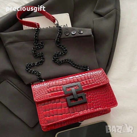 Дамска червена чанта, снимка 4 - Чанти - 54139393