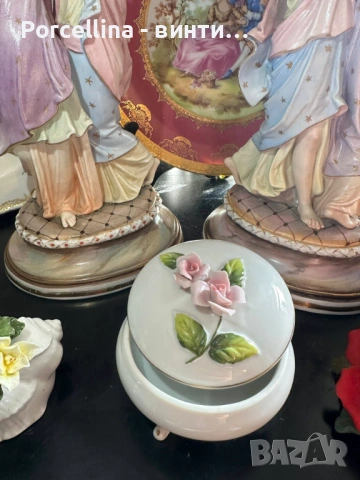 Бижутерката” прелестна  бижутерка на три крачета, немска, с великолепни 3D рози