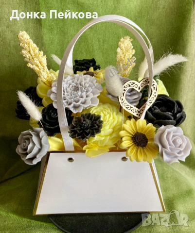 Луксозен букет от соеви свещи в тюркоаз и бяло – ръчна изработка, снимка 3 - Изкуствени цветя - 53880882