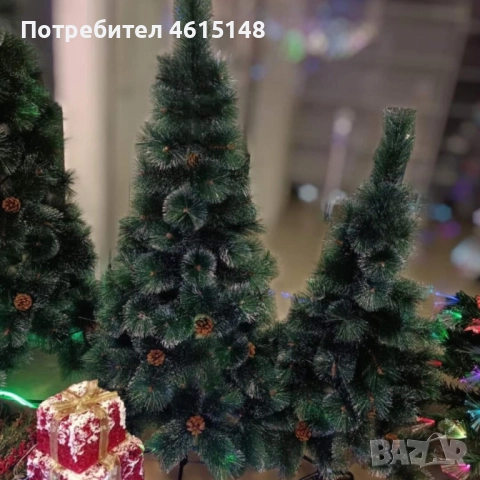 Коледна елха с шишарки и бели, заскрежени връхчета.  Малките размери са с пластмасова стойка, големи