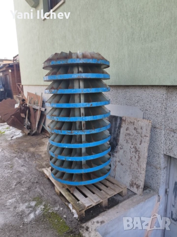 Въртящ се масивен стилаж, снимка 2 - Стелажи и щандове - 53695778