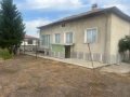 Продавам къща с двор, снимка 1