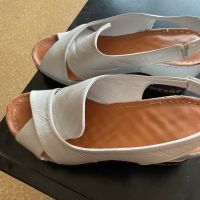 Красиви бели сандали естествена кожа на платформа.Леки и удобни.Обувани 1 път, снимка 1 - Сандали - 45301208