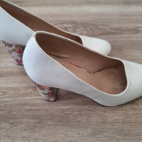 Дамски бели обувки със шарен ток на цветя 39 номер, снимка 11 - Дамски обувки на ток - 45018440