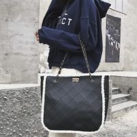 Дамска удобна чанта за ежедневието с пухкава подплата, снимка 1 - Други - 45783680