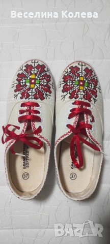 Спортни обувки с флорални мотиви 