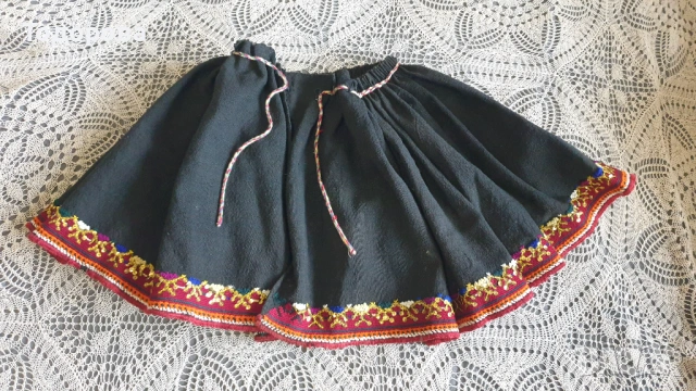 Автентични детски- кърлянка и престилка от Хърцайска носия, снимка 2 - Антикварни и старинни предмети - 53400784