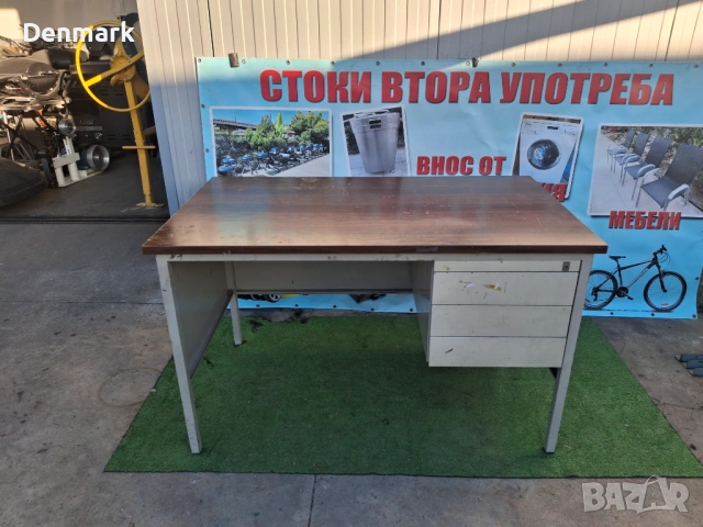 Метален маса с 3 чекмеджета