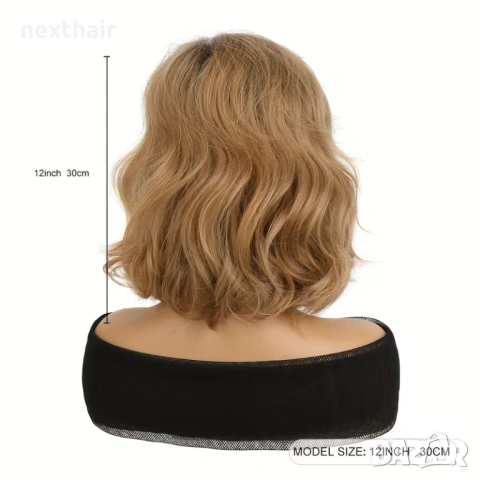 Модерна пшенично руса перука с тъмни корени - чуплива, асиметрична прическа, снимка 4 - Аксесоари за коса - 53728622