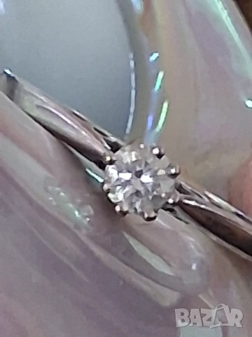 Продавам златен пръстен с брилянт