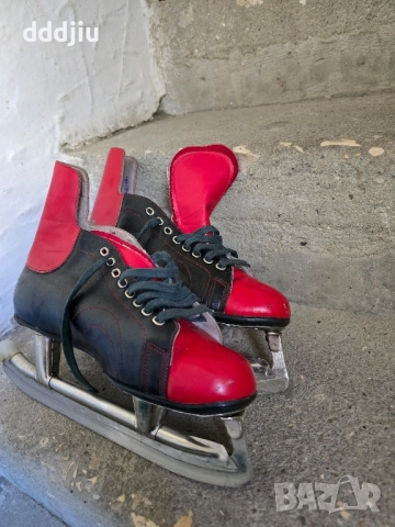 стари ретро кожени кънки за лед