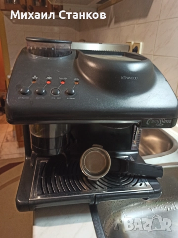 Полуавтоматична кафе машина с вградена кафемелсчка 