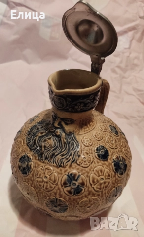 Колекционерска кана Bartmann jug 1558 от керамика с метален капак.
