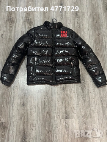 Черно пухено яке HUGO с червено лого