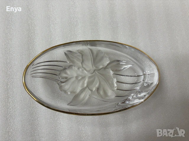 Кристална чинийка с релефен ирис на дъното