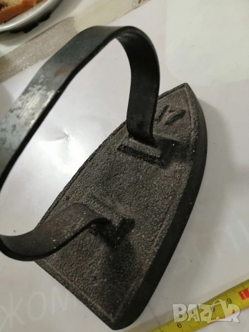 Ретро, чугунени ютии 2 броя, снимка 5 - Антикварни и старинни предмети - 53500078