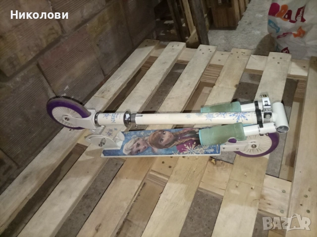 Тротинетка Замръзналото кралство/ Ана и Елза - максимална височина 82см, снимка 3 - Скутери и тротинетки - 54014482
