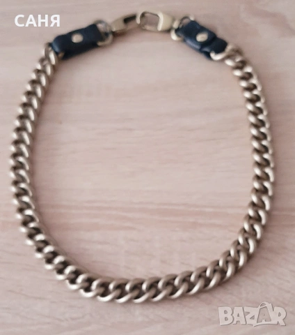 Стабилен ,дебел синджир ,със здраво закопчаване