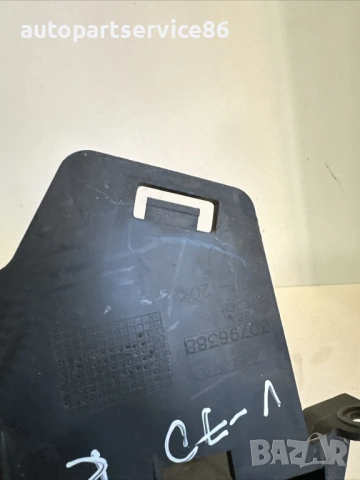 Преден десен държач за броня за Volvo V70 2.0 TDI 163HP (2012) 30796388, снимка 2 - Части - 53807272