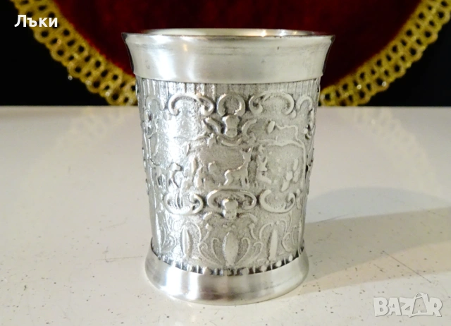 Калаена чаша за ракия с ловна сцена,ангели. 