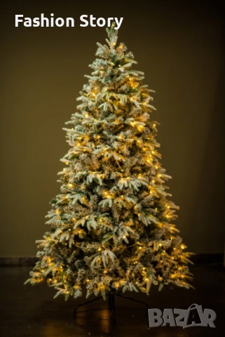 Коледна елха с вградени лампички по връхчетата