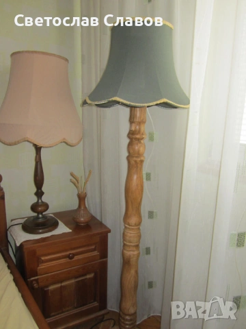 Висок лампион и висока нощна лампа