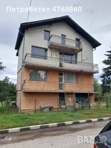 Двуфамилна жилищна къща