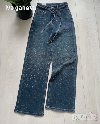 Дънки с камъни и стилен колан с камъчета  