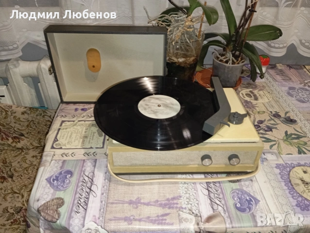 Малък немски грамофон RFT Ziphona apart 306