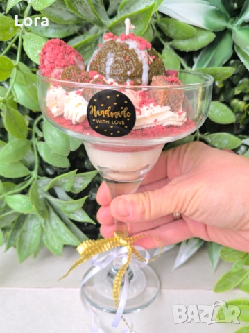 Ръчно изработена ароматна свещ, торта червено кадифе, аромат ванилия, снимка 3 - Декорация за дома - 53565803