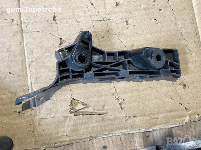 Преден Държач Десен Кланик Mazda3 2014 2.0бен 121kW, снимка 2 - Части - 53918735