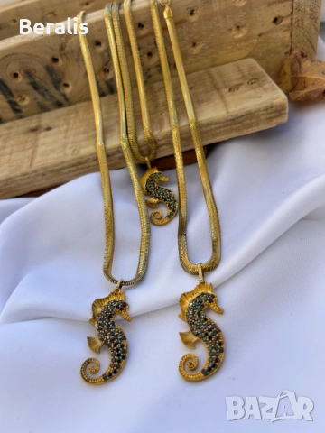 Колие с морски кон, от стомана, личен дизайн.