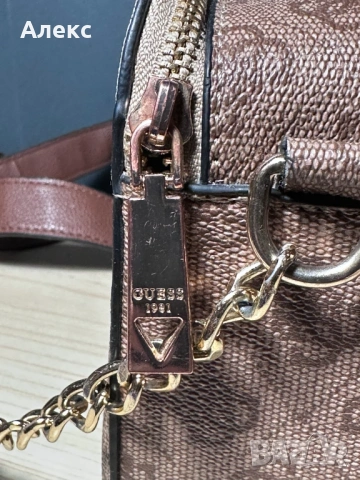 Стилна дамска чанта Guess – оригинална, б/у, запазена, снимка 4 - Чанти - 53902447