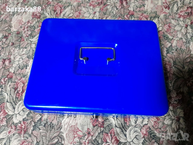 Синя метална кутия