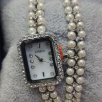 Дамски часовник  комплект с гривна бял/сребрист, снимка 3 - Дамски - 45544083