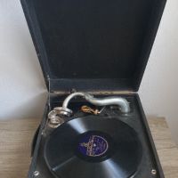 Стар френски грамофон с манивела, снимка 1 - Антикварни и старинни предмети - 45127449