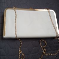 Нова официална чантичка в бяло и златен обков , снимка 1 - Чанти - 45494215