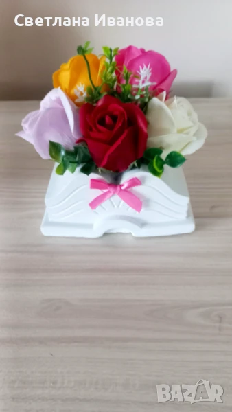 Подарък за учителка -  5 ароматни сапунени рози в керамична кашпа-КНИГА, снимка 1