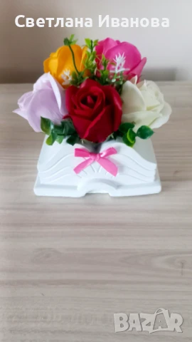 Подарък за учителка -  5 ароматни сапунени рози в керамична кашпа-КНИГА, снимка 1