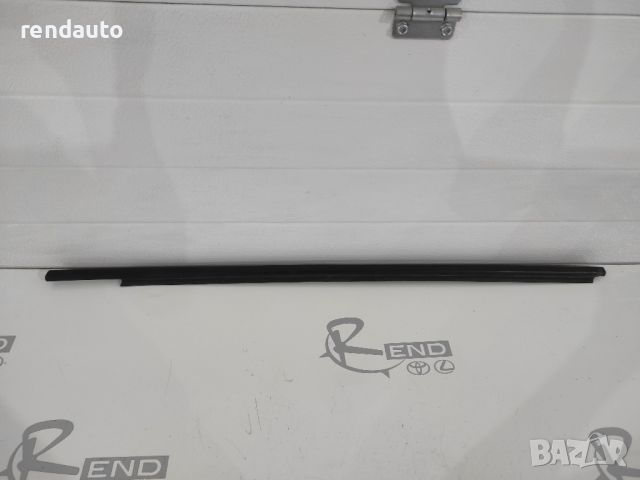 Предна лява водобранна лайсна за врата за Toyota Yaris 2011-2018 , снимка 1 - Части - 45978266