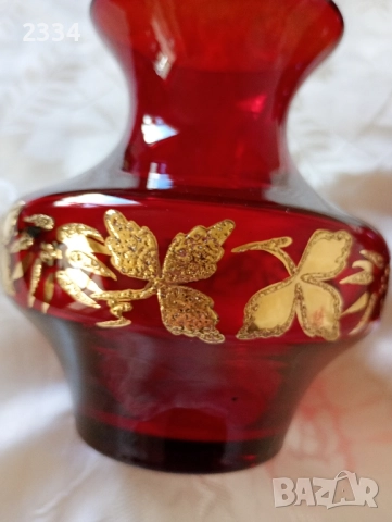 Ваза цветно червено стъкло 
