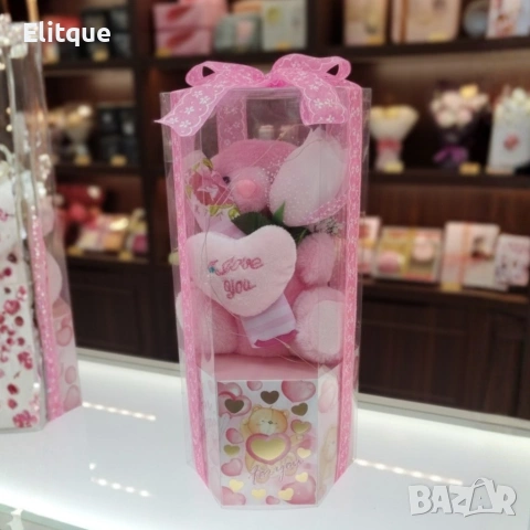 Подаръчен комплект с плюшено мече и надпис „Love you“ в прозрачна кутия