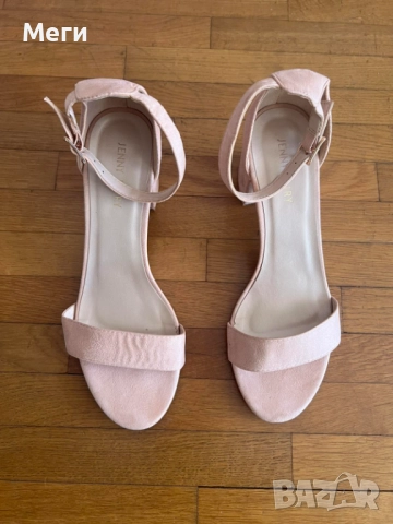 Сандали на нисък ток