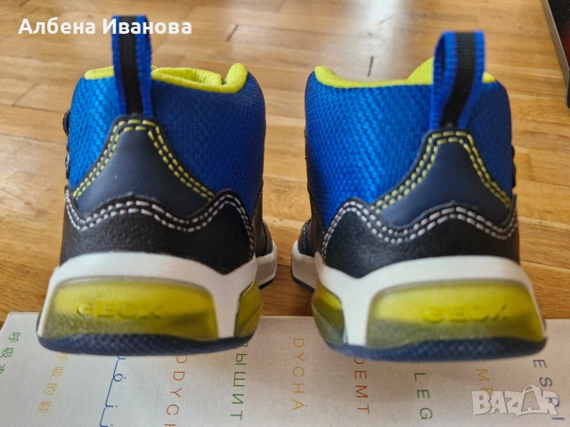 Светещи маратонки Geox 35 номер, снимка 7 - Детски маратонки - 53704879